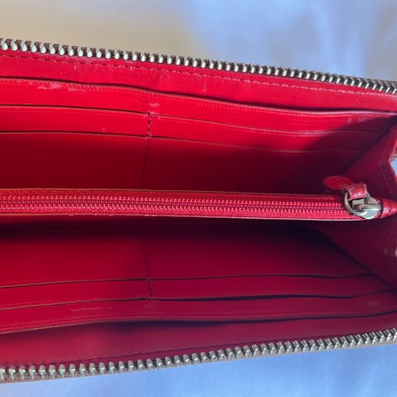 Limited Edition: COACH ZIPPY WALLET - Picture 4 of 5